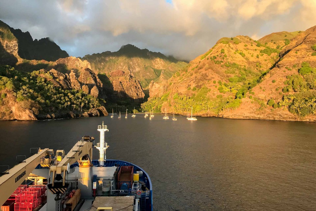 Coucher de soleil sur Hana Vave, la baie la plus septentrionale de la côte ouest de Fatu Hiva © Mireille Gignoux