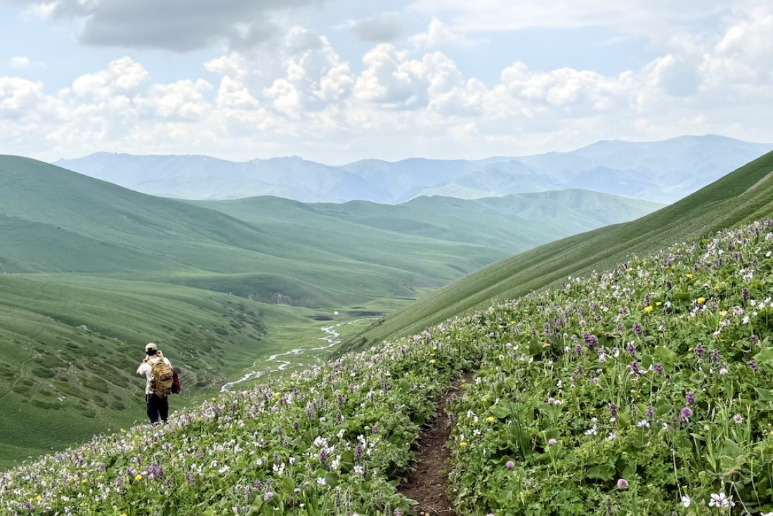 Sentier fleuri et vallées à perte de vue : la randonnée comme on la rêve © DR