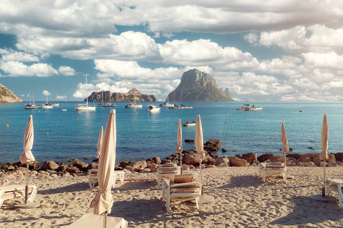 La plage Cala d'Hort est l'une des préférées du trio Apollonia à Ibiza © Alex Tihonov
