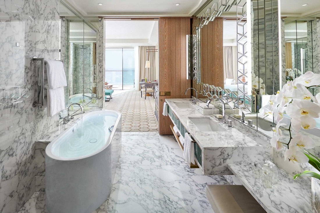 Mandarin Oriental Jumeira : salle de bain luxueuse dans une Premiere Sea View Room © MOHG