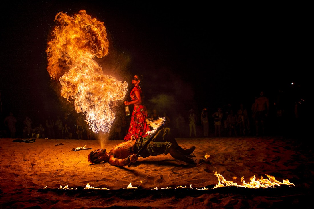 Cracheurs de feu sur la plage d'Happy Bay © Geoffrey Hubbell