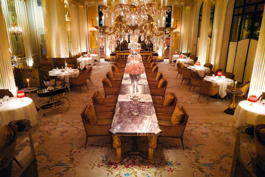 La salle à manger fastueuse et opulente du restaurant Jean Imbert au Plaza Athénée © Boby Allin