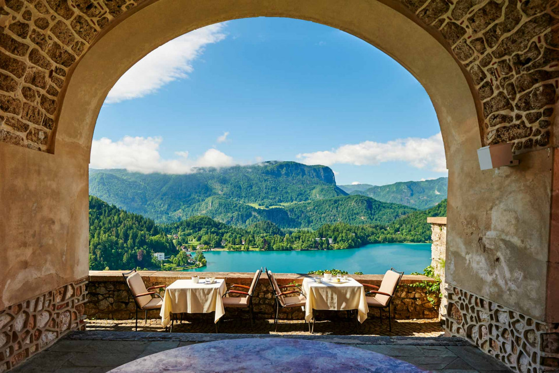 Le restaurant du Château de Bled et sa vue imprenable sur le lac © Vedran Tomšič