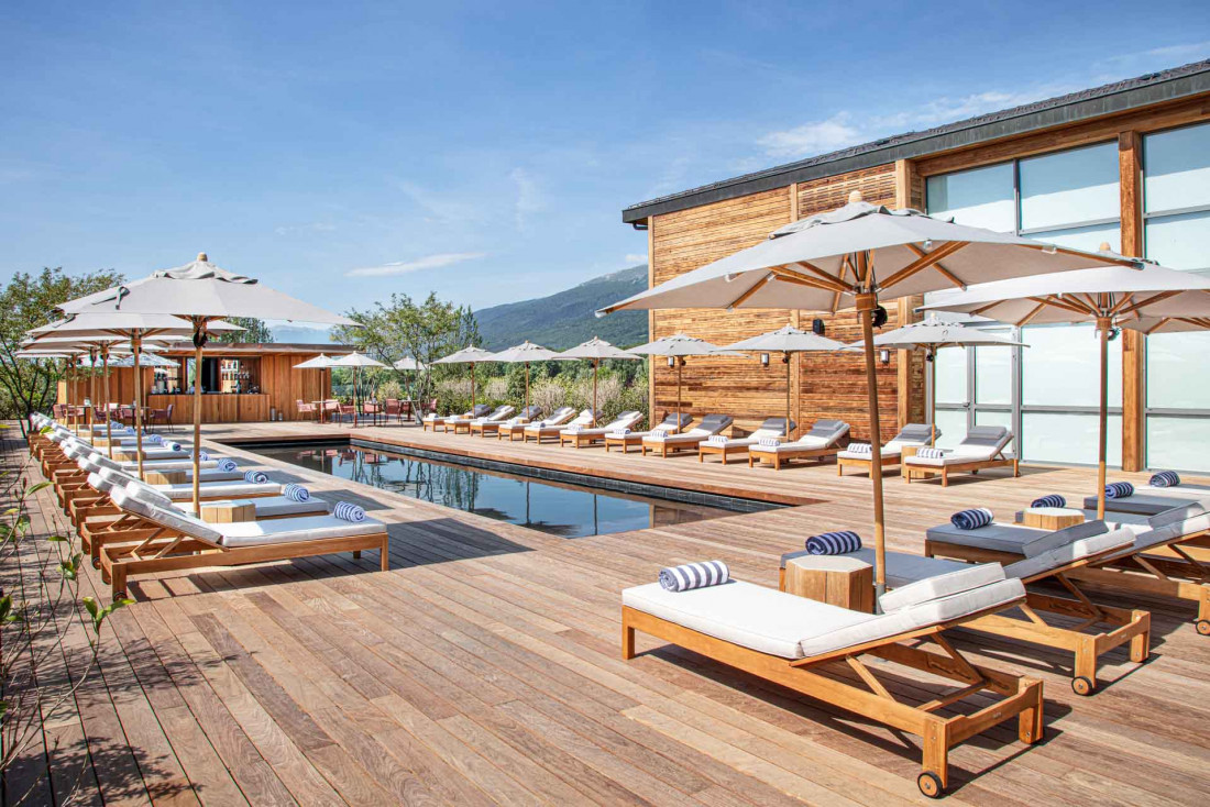 Piscine extérieure pour les beaux jours au pied des montagnes © Lenaka