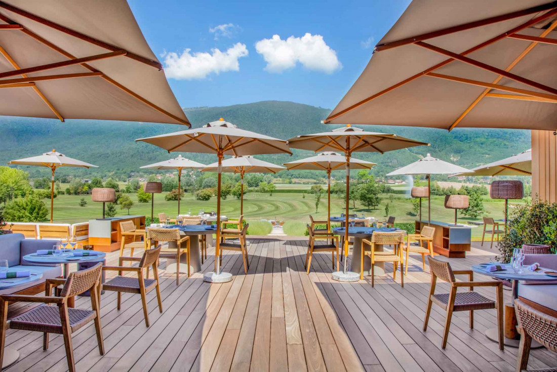 L'une des nombreuses terrasses du Jiva Hill Resort, avec vue sur les montagnes jurassiennes © Lenaka