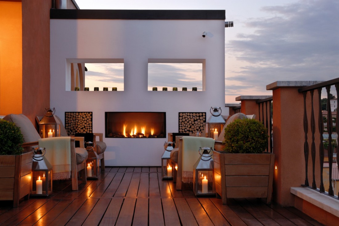Un coin du rooftop est équipé d'une cheminée : idéal pour les soirées plus fraîches © Portrait Roma