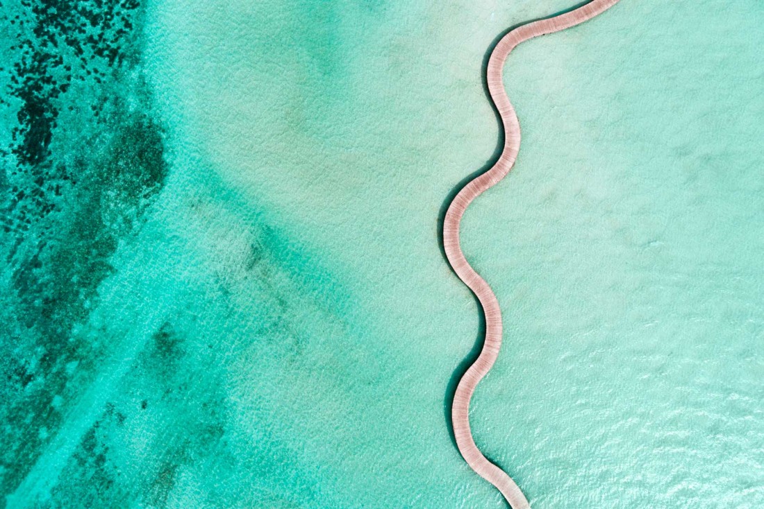Vue aérienne d'un ponton permettant de traverser le lagon © Soneva Jani