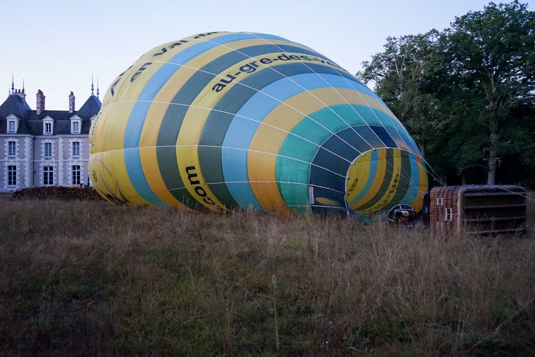 La montgolfière se gonfle au petit matin, devant le Château du Breuil © MB | YONDER.fr