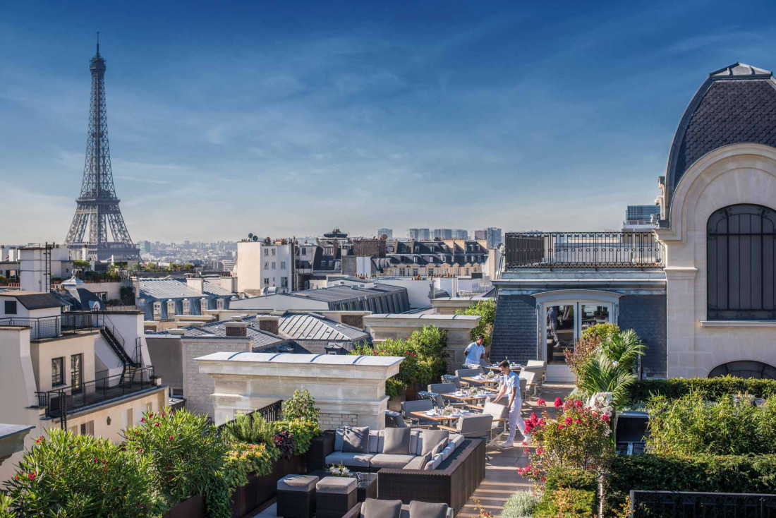 La terrasse de L'Oiseau Blanc offre la possibilité de déjeuner ou dîner à l'extérieur aux beaux jours © The Peninsula Paris