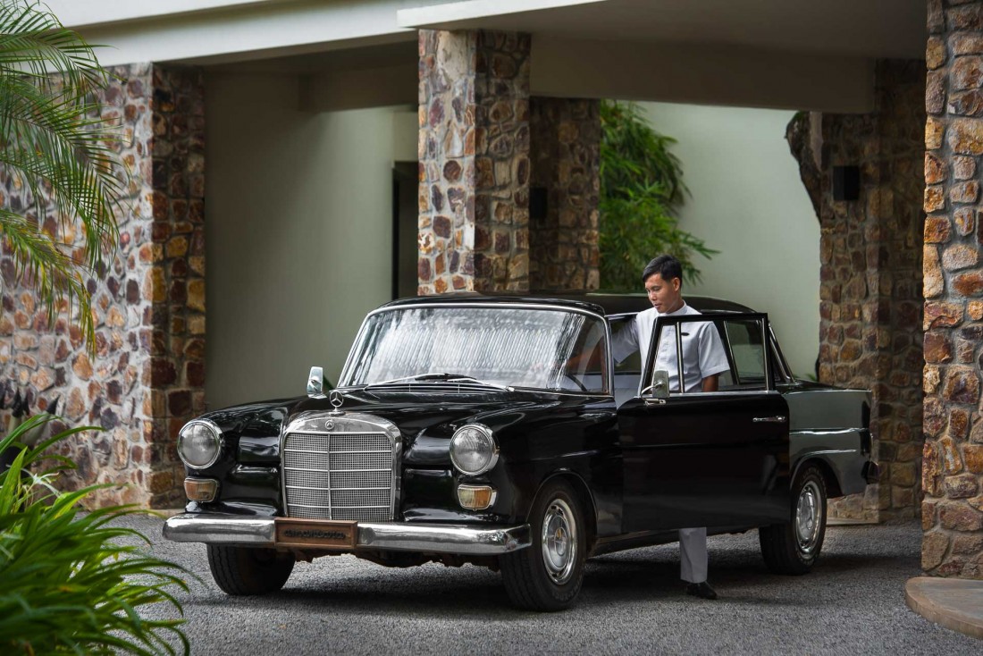 Les transferts entre l'hôtel et l'aéroport sont assurés à bord de limousines Mercedes vintage © Aman 