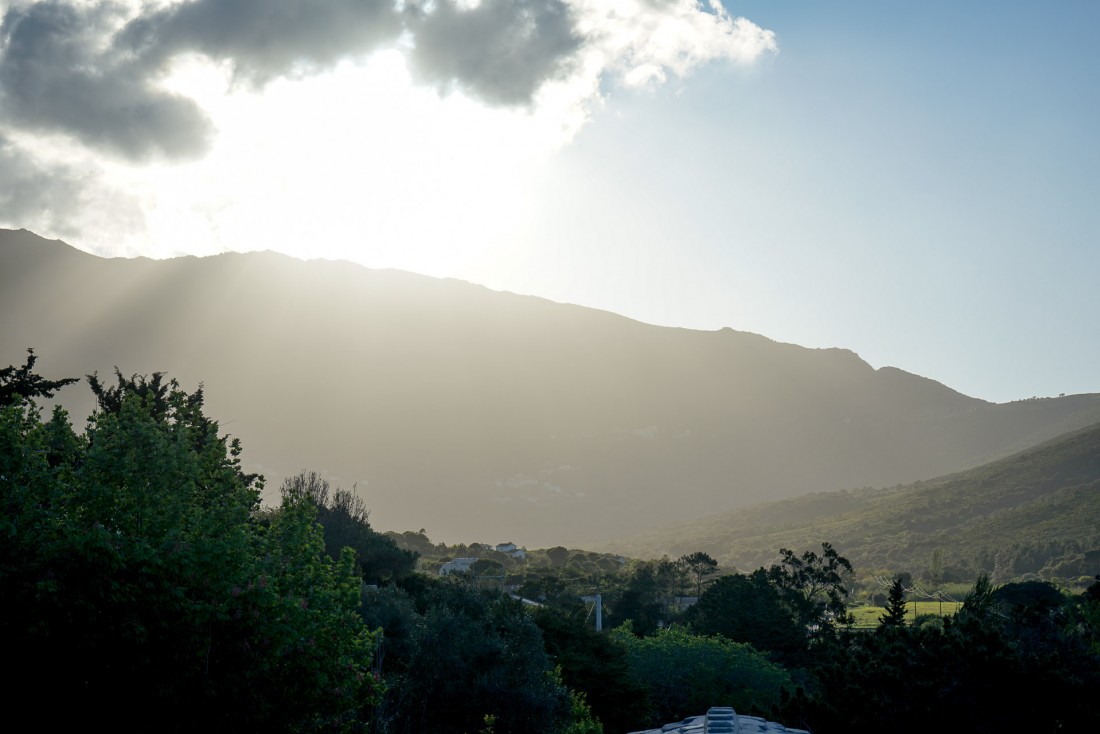 Vue côté Cap Corse alors que le soleil disparaît derrière les montagnes © YONDER.fr