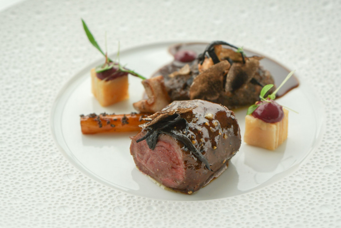 Dans les assiettes, la grande cuisine de David Bizet. Ici, un dos de chevreuil de haut vol © MB|YONDER.fr