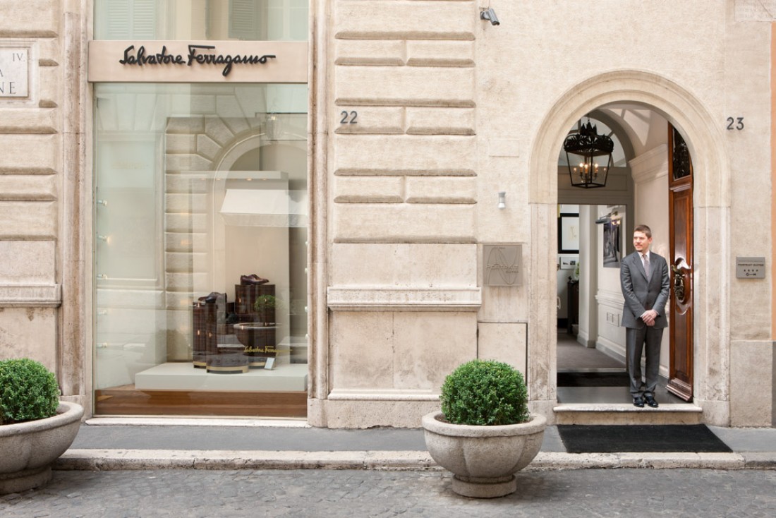 Entrée de Portrait Roma sur la Via Bocca di Leone, juste à côté de l'entrée de la boutique Ferragamo © Portrait Roma