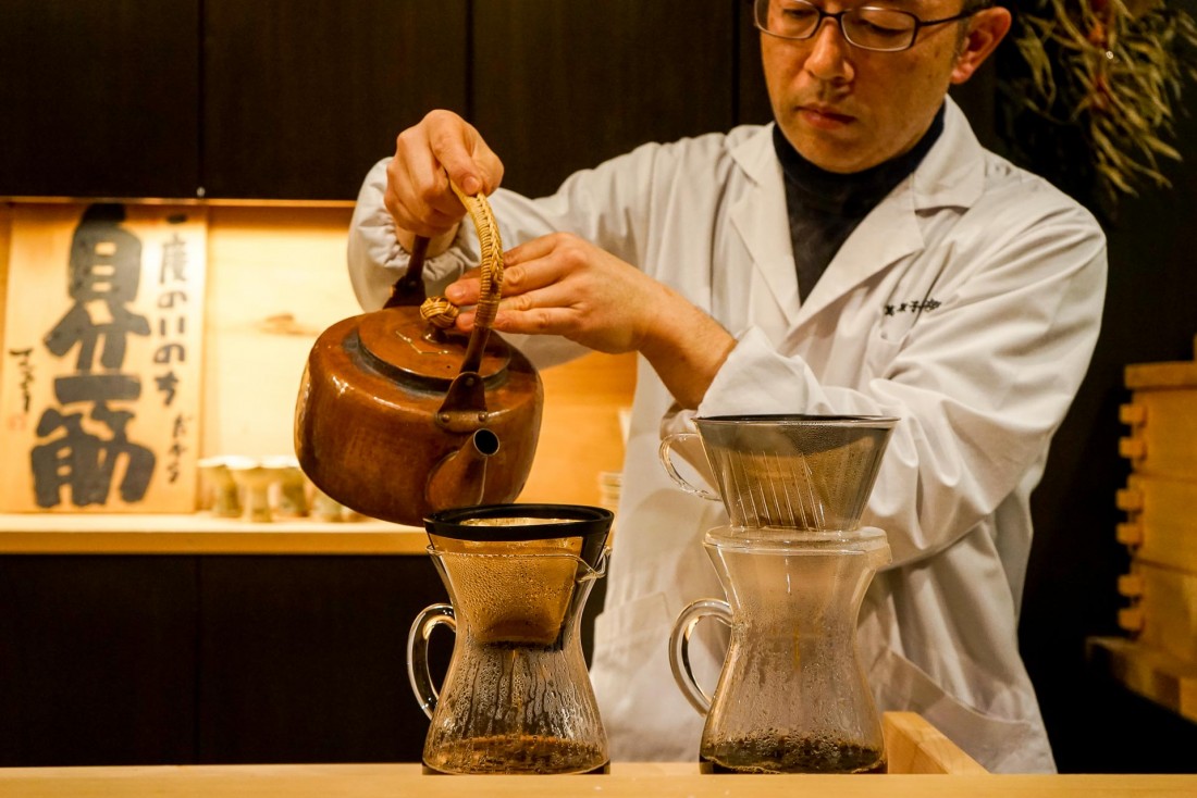 Service du café à la pâtisserie Kashiya, l'une des adresses les plus raffinées de l'ancienne capitale impériale © YONDER.fr
