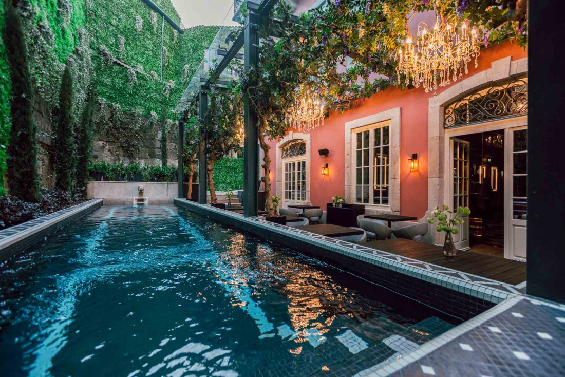 Le patio extérieur avec sa piscine au Torel Palace Porto © DR