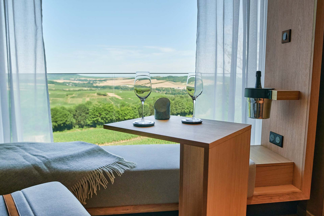 Chambre avec vue sur les vignes au Loisium Wine & Spa Hôtel Champagne © Loisium