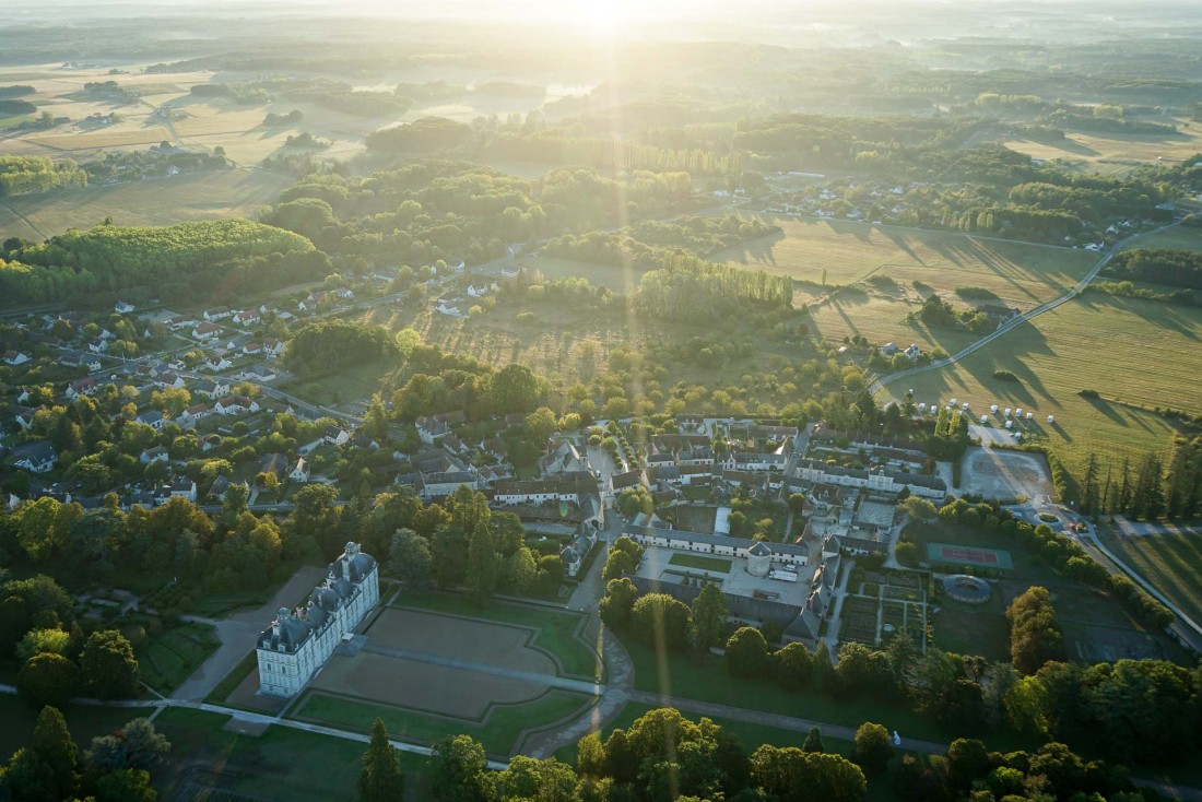 Vue sur le Château de Cheverny (au premier plan) depuis la montgolfière © MB | YONDER.fr