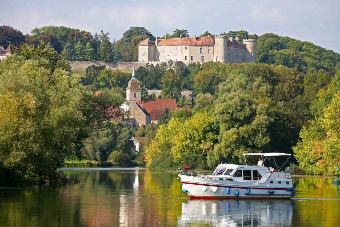 La Saône et le château de Ray-sur-Saône © Yves Goux