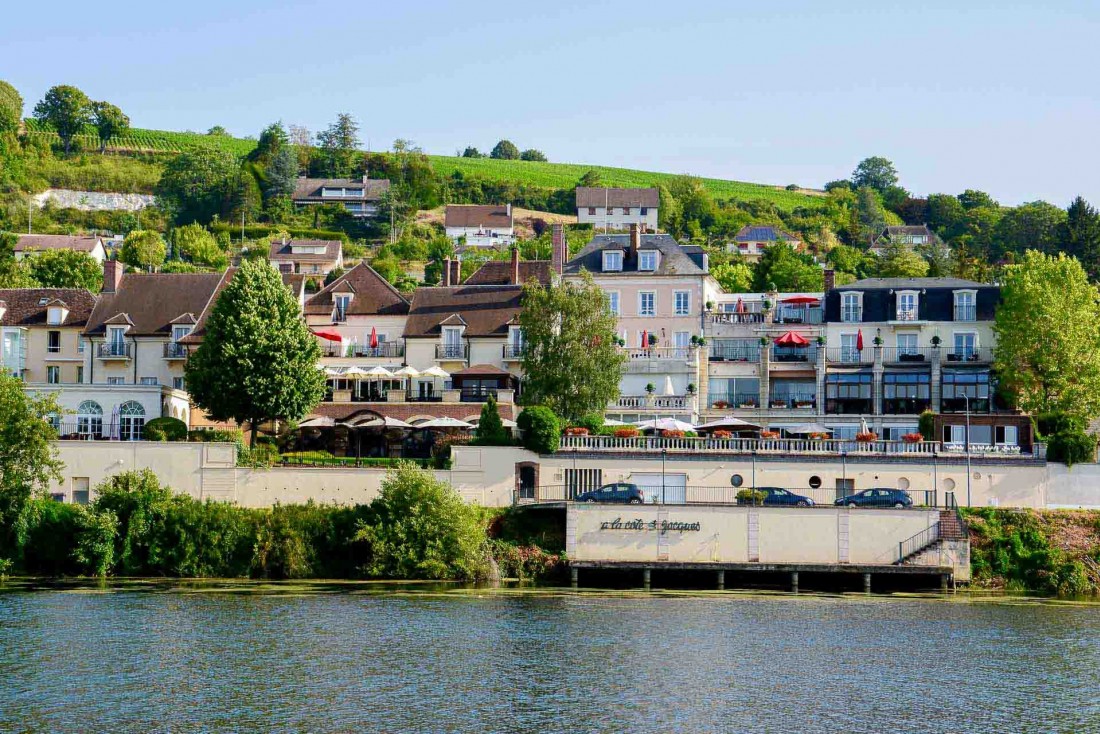 Le cadre apaisant de la Côte Saint-Jacques au bord de l’Yonne avec les vignes en arrière plan © EL | YONDER.fr