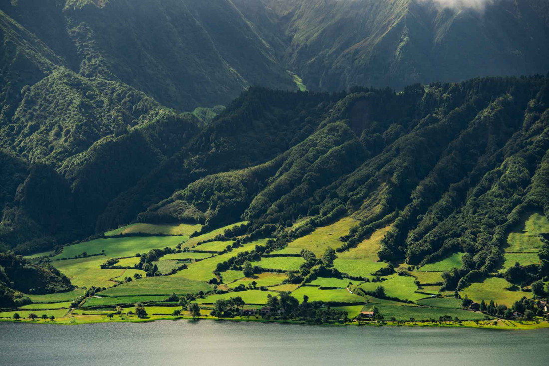 Lagoa Verde à l'intérieur du cratère de Sete Cidades sur São Miguel © VisitAzores