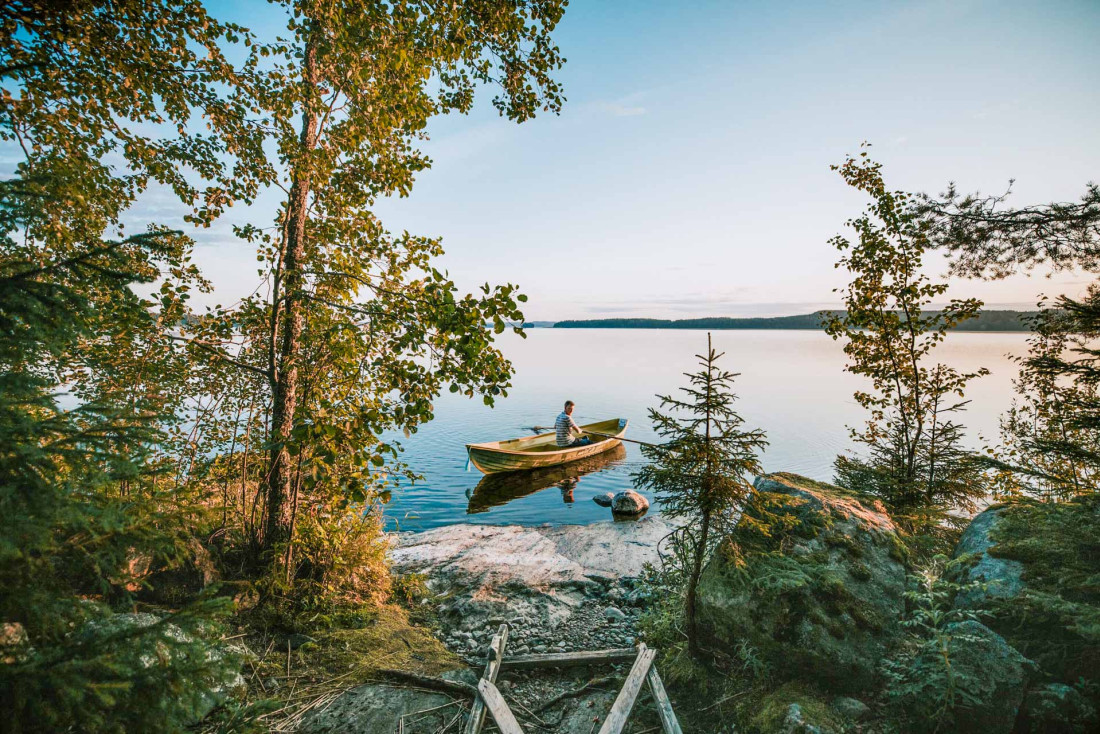 Sur les lacs de Finlande en été © Julia Kivela