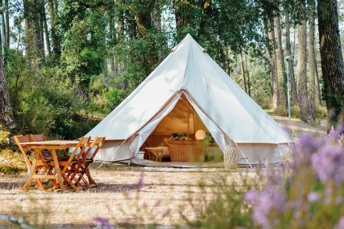 Pour les amateurs de glamping, Cocooning Tipi offre des tipis aménagés et équipés au cœur de la forêt à Seignosse © Cocooning tipi