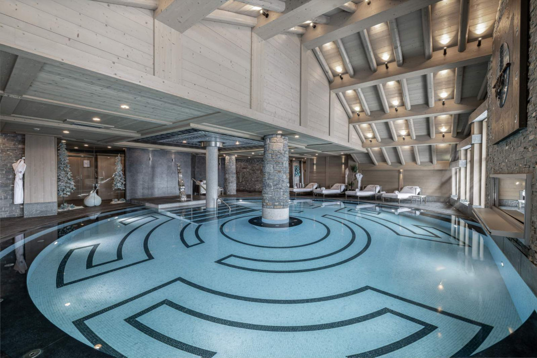 Le spa avec piscine intérieure du K2 Palace Courchevel, palace 5 étoiles dédié au bien-être dans les Alpes © Stéphane Berthe