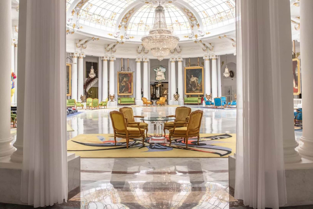 Sous la verrière du Salon Royal, jusqu’à 500 invités dînent au pied du lustre Baccarat commandé par le tsar Nicolas II © Le Negresco