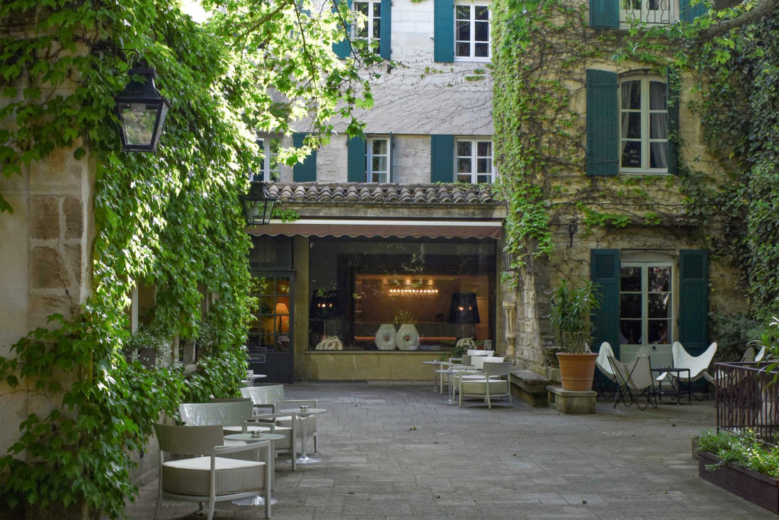 Le Prieuré Baumanière et ses platanes centenaires, un hôtel à Avignon de choix