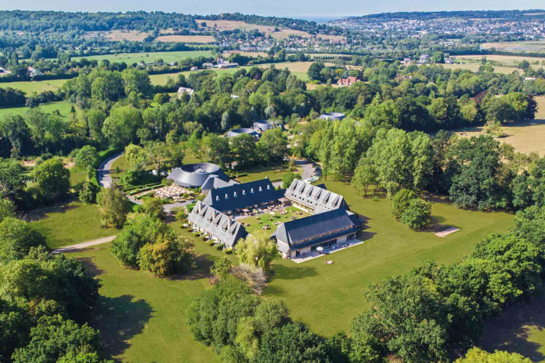 Les Manoirs de Tourgéville sont posés au cœur de la campagne normande © DR