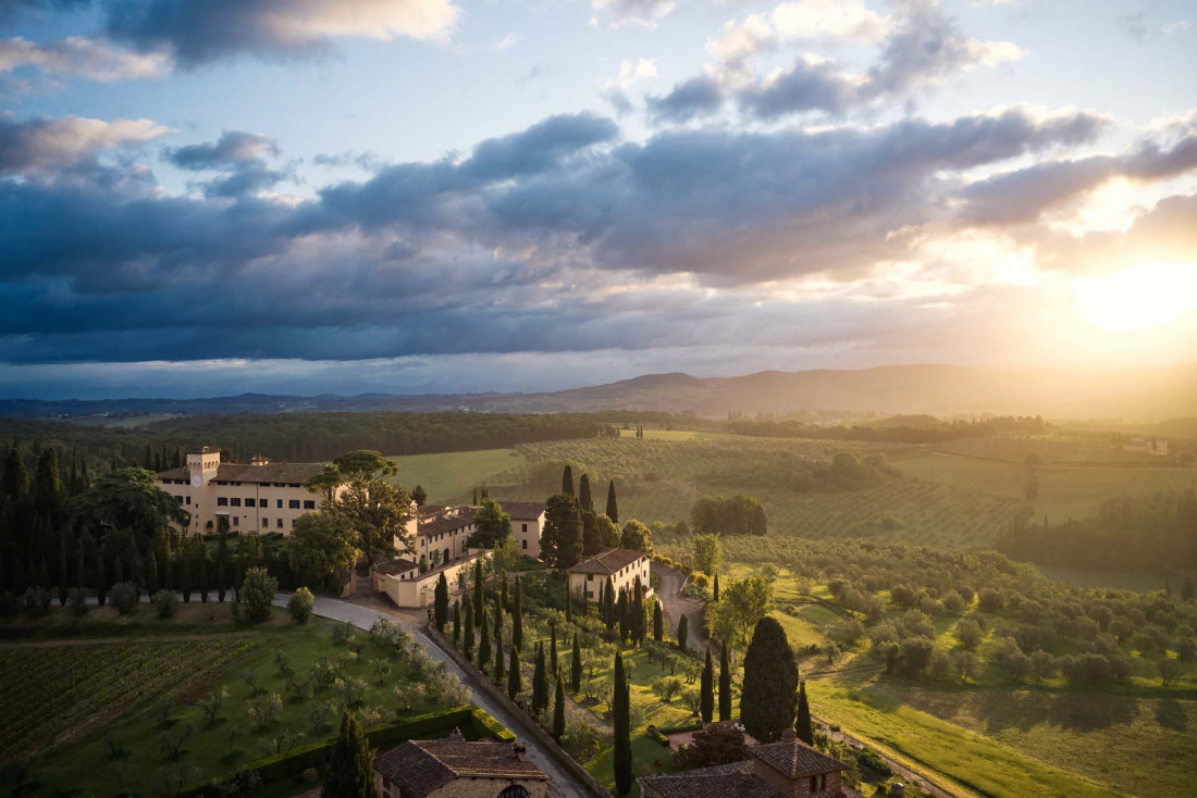 COMO Castello Del Nero - Le château au milieu de son domaine © COMO Hotels & Resorts 