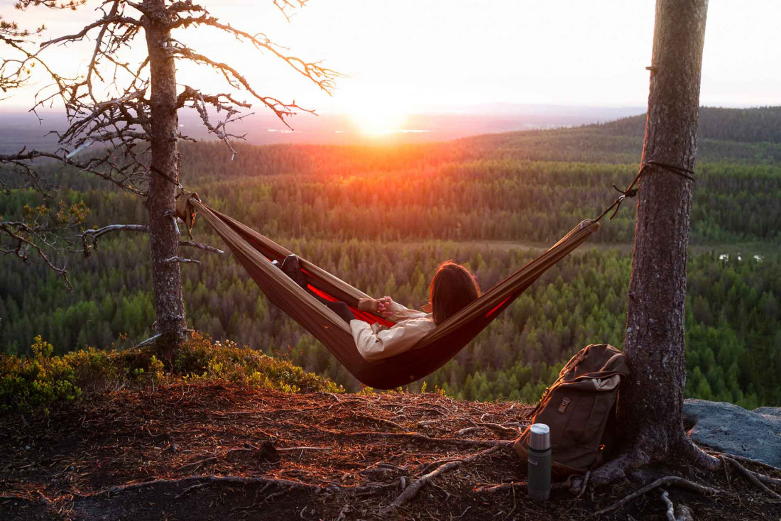 Bivouac en Finlande du Nord face au soleil de minuit © Daniel Taipale