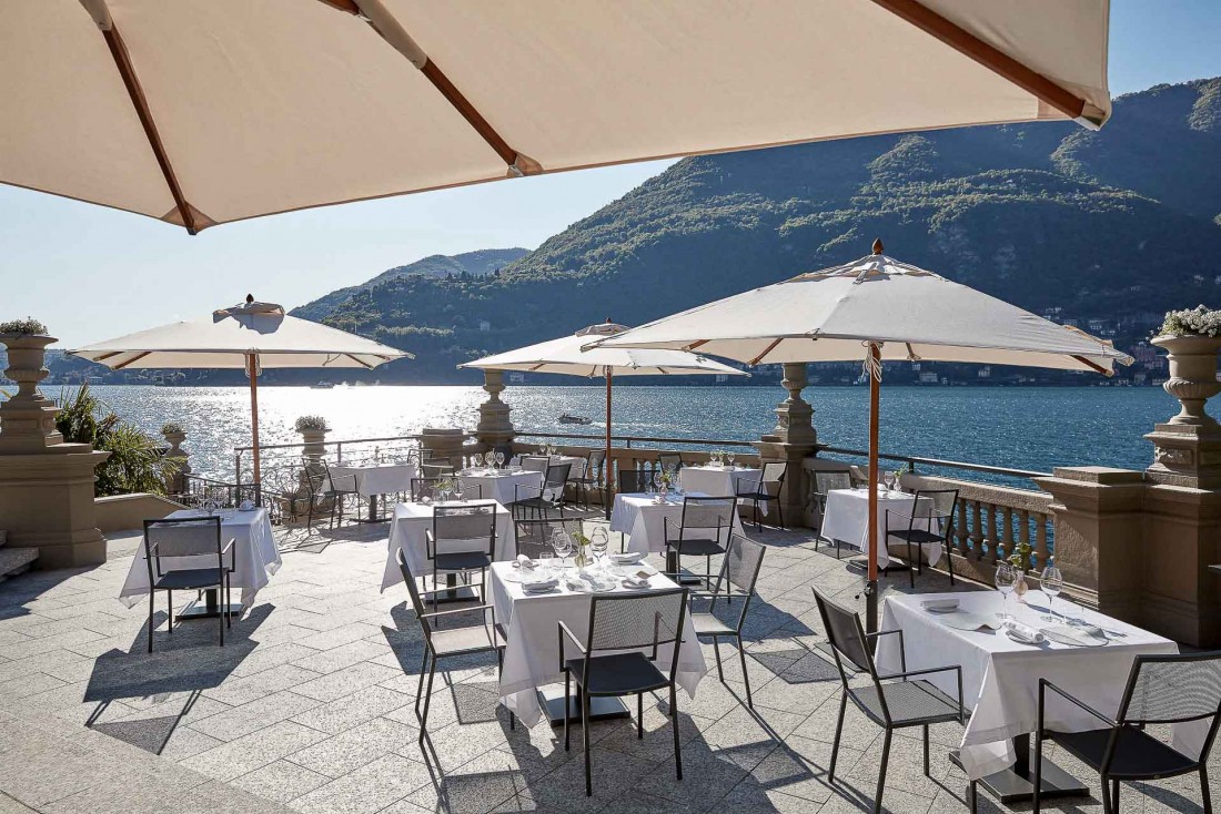 La terrasse du restaurant L'ARIA, donnant sur le lac paisible © DR