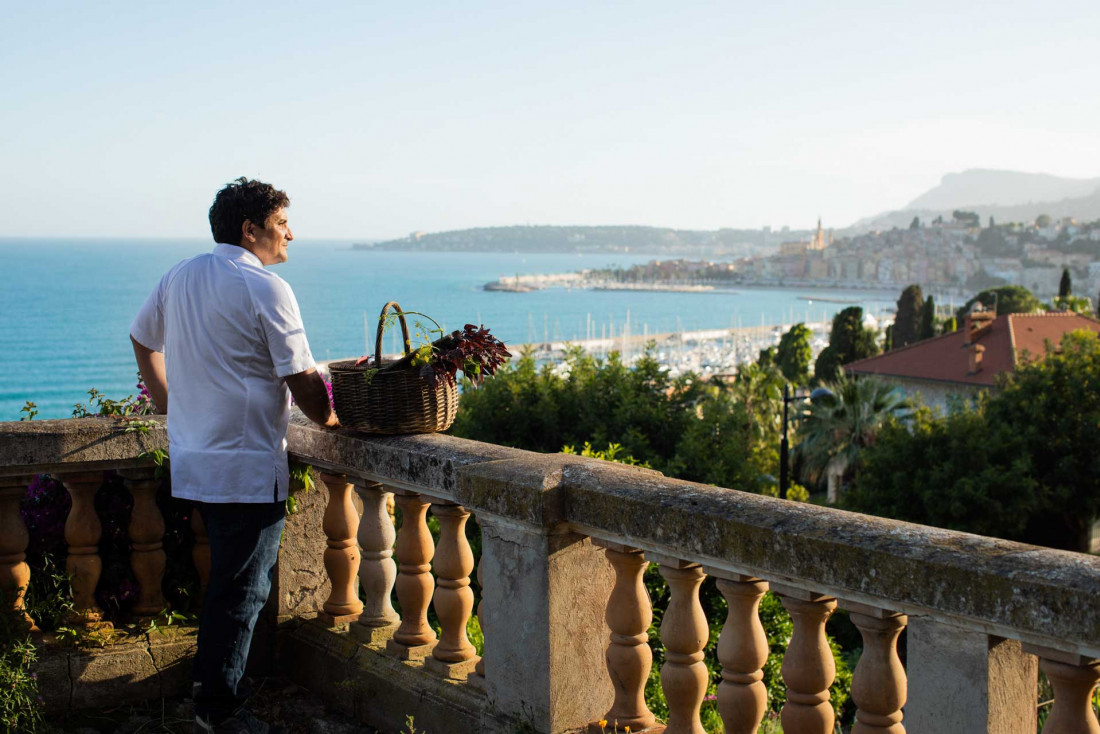 Le chef Mauro Colagreco dans les jardins du Mirazur © Matteo Carassale