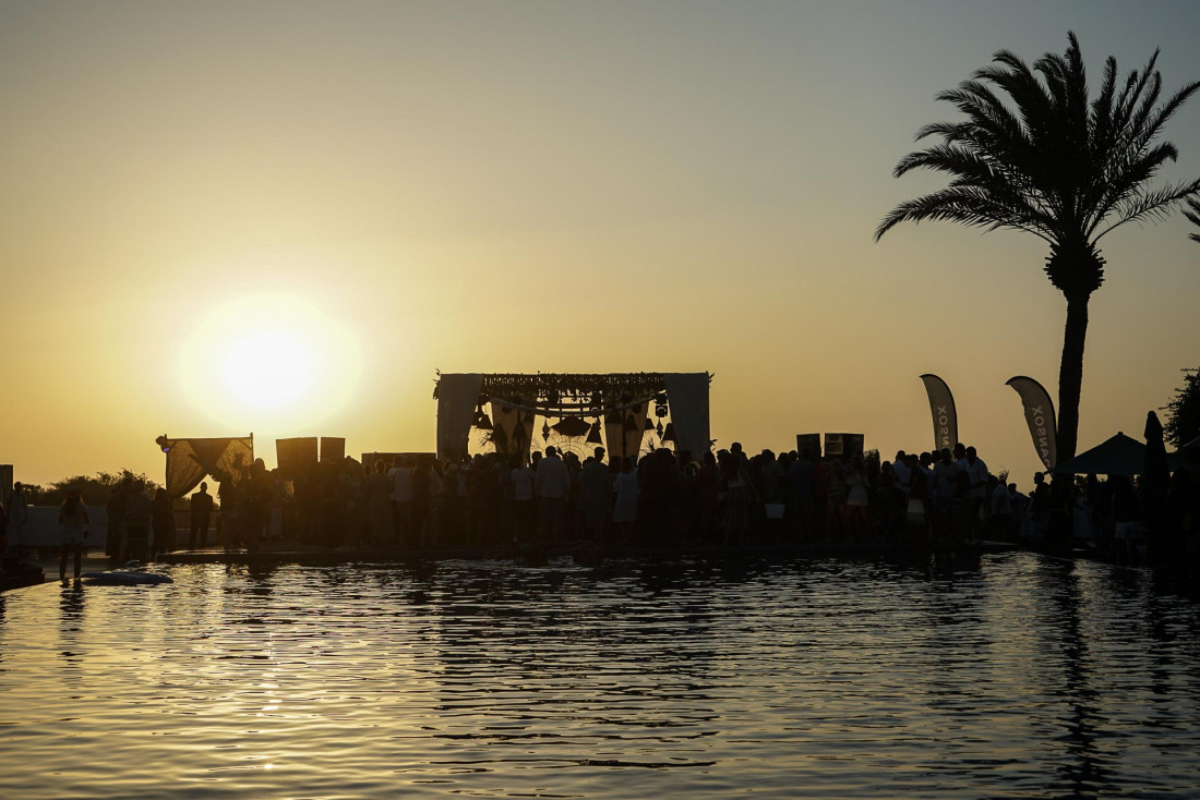 Coucher de soleil sur la scène principale du Moga Festival, la Pool Stage, au Sofitel Essaouira © MB / YONDER.fr