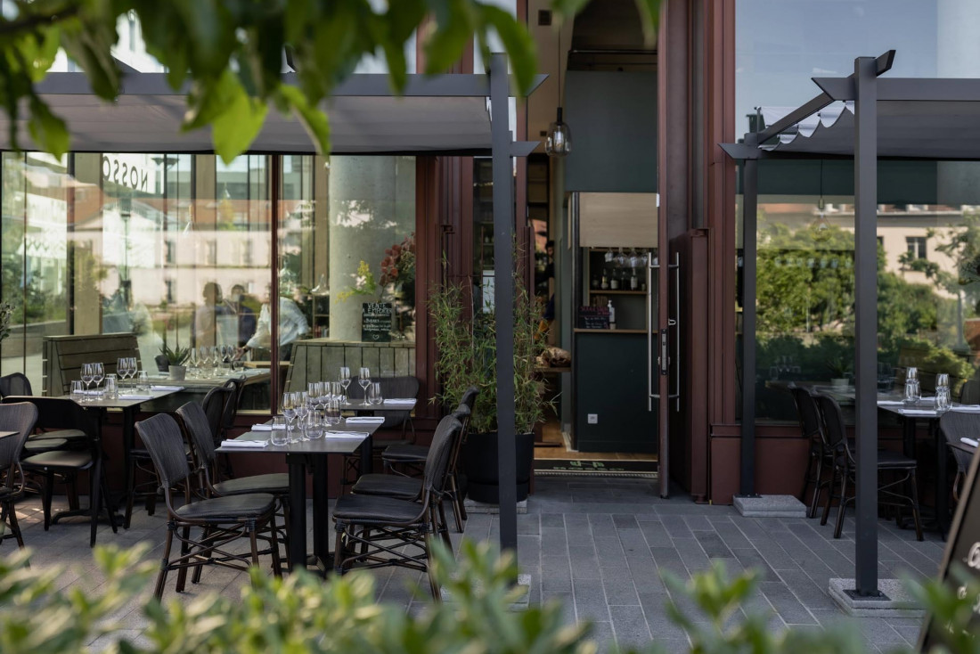 Nosso | La terrasse ouverte aux beaux jours © Anne-Claire Héraud