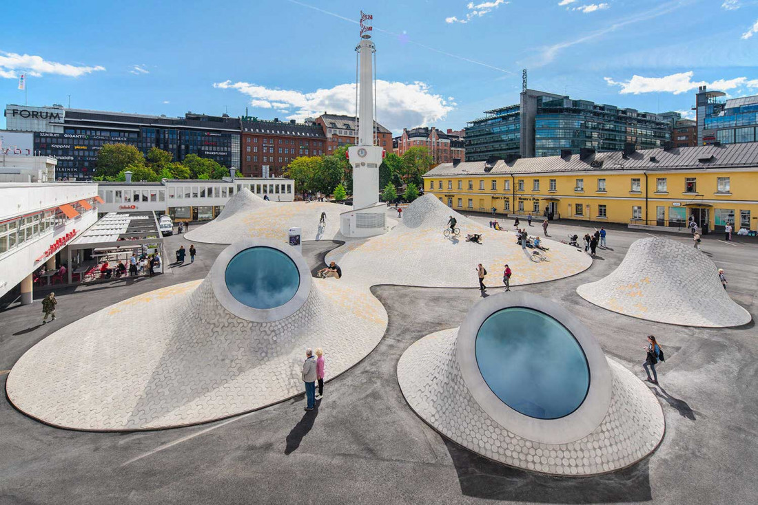 Devant le musée Amos Rex à Helsinki©Tuomas Uusiheimo 