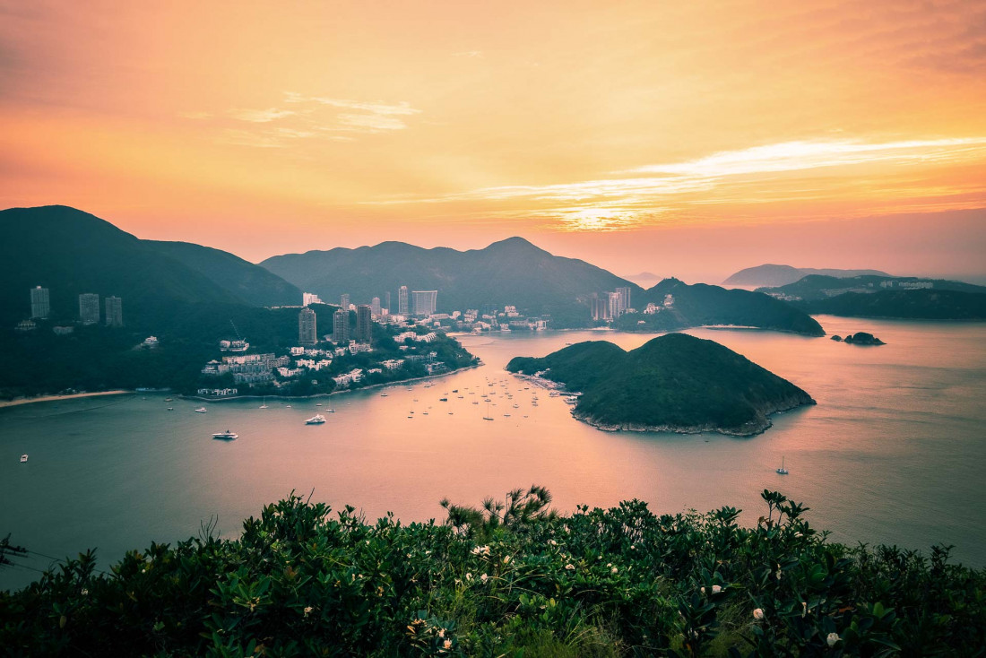 Lever de soleil sur Deep Water Bay et Middle Island, sur la côte sud de Hong Kong © Kingrobert – stock.adobe.com