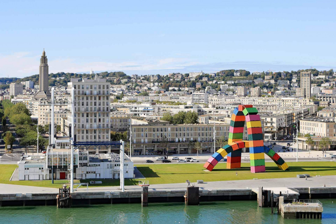 Panorama du Havre avec l'œuvre 'Catène de containers' par l'artiste Vincent Ganivet au premier plan © Martin Falbisoner