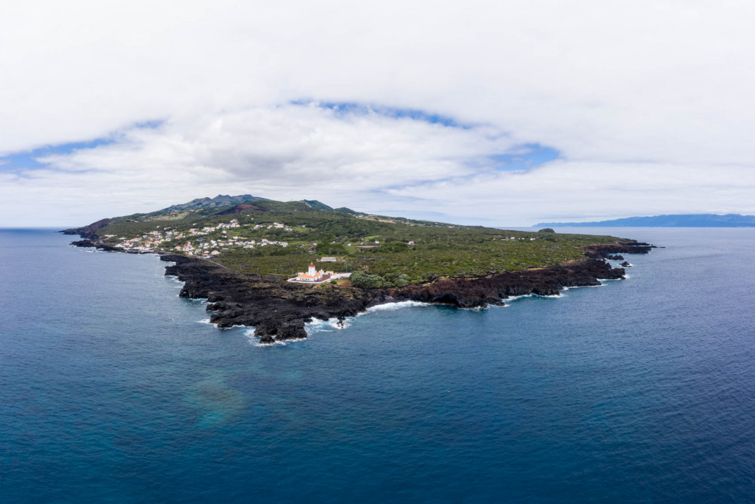 La pointe est de Pico et son phare © VisitAzores