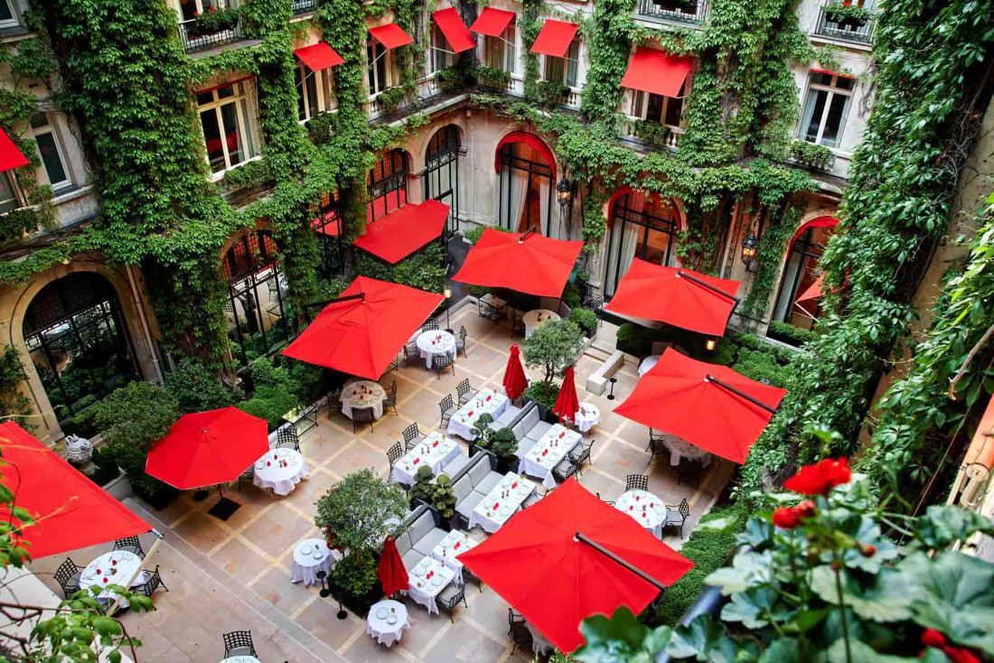 Dans Paris 8e, la cours iconique du Plaza Athénée © Plaza Athénée