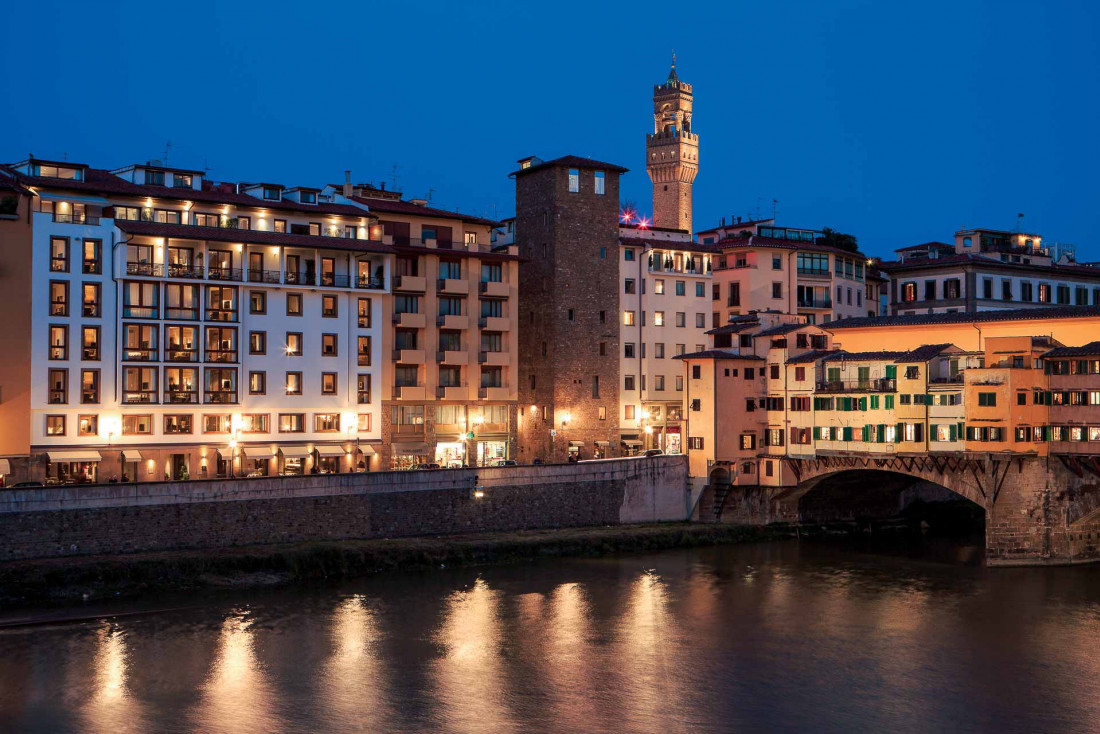 À gauche de la photo, le Portrait Firenze une fois la nuit tombée © DR