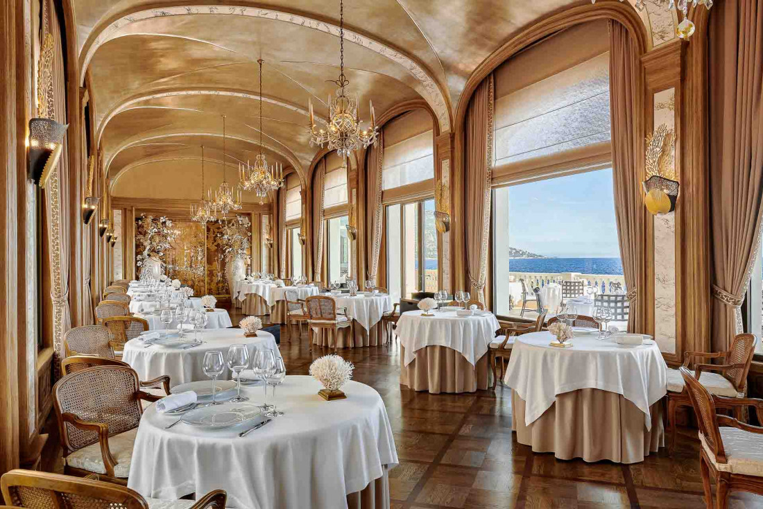 La majestueuse galerie du Restaurant des Rois à La Réserve de Beaulieu, près de Nice © DR