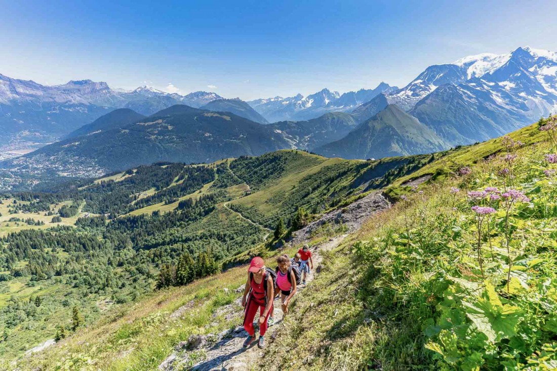 Quelle meilleure activité que la randonnée pour admirer les montagnes entourant Saint-Gervais Mont-Blanc © Boris Molinier