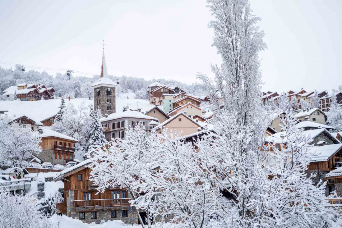 Saint-Martin-de-Belleville : réveil magique sous la neige dans la village © Vincent Lottenberg
