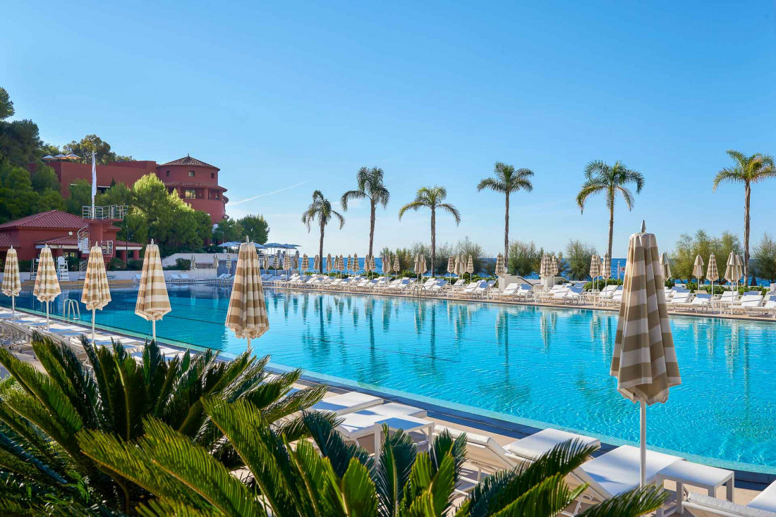 Aux portes de Monaco côté Roquebrune-Cap-Martin, le Monte-Carlo Beach impose sa piscine de dimension olympique © SBM Monaco