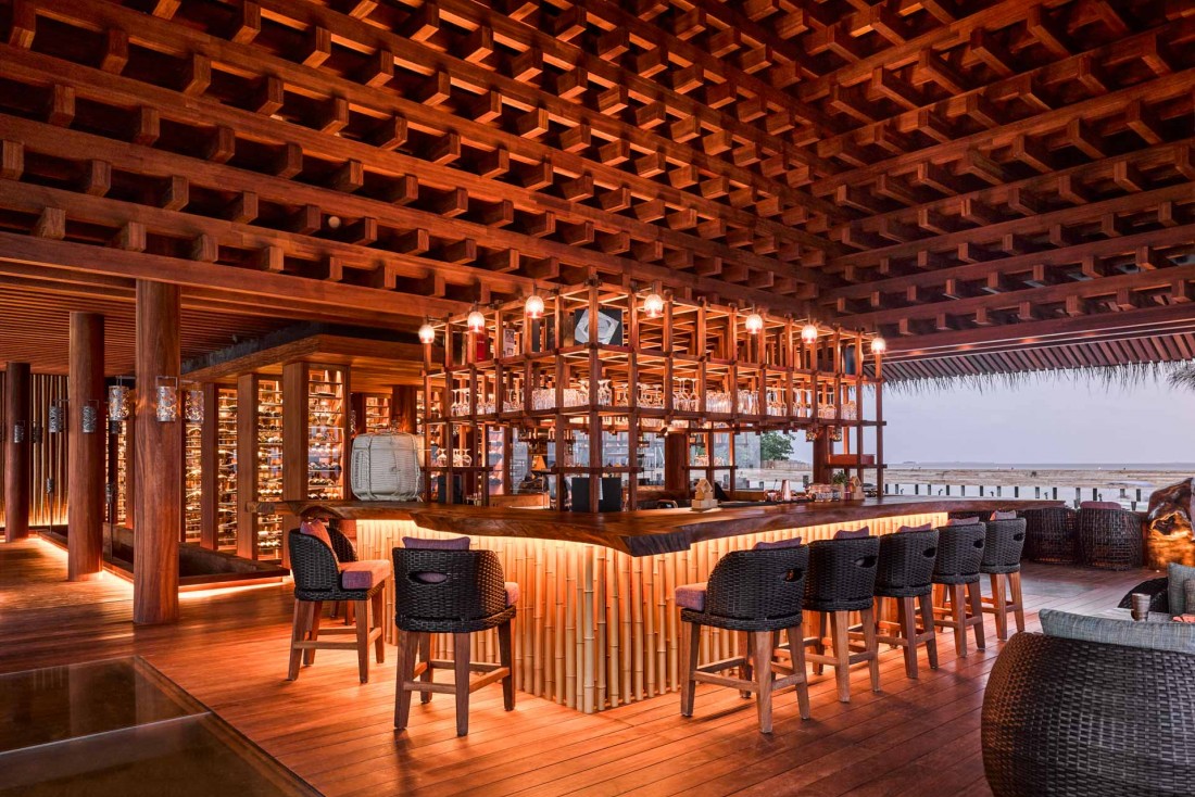 JOALI Maldives : le restaurant japonais Saoke flotte sur pilotis au dessus de la mer. © DR