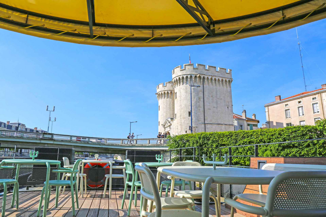 La terrasse du Savy Hôtel, dans une péniche sur les quais de Verdun © Marie Jacquinet