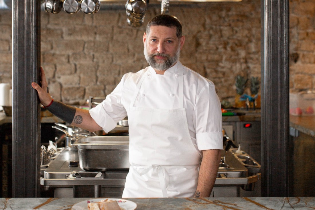 Le chef Assaf Granit dans son restaurant Shabour à Paris. © The Social Food