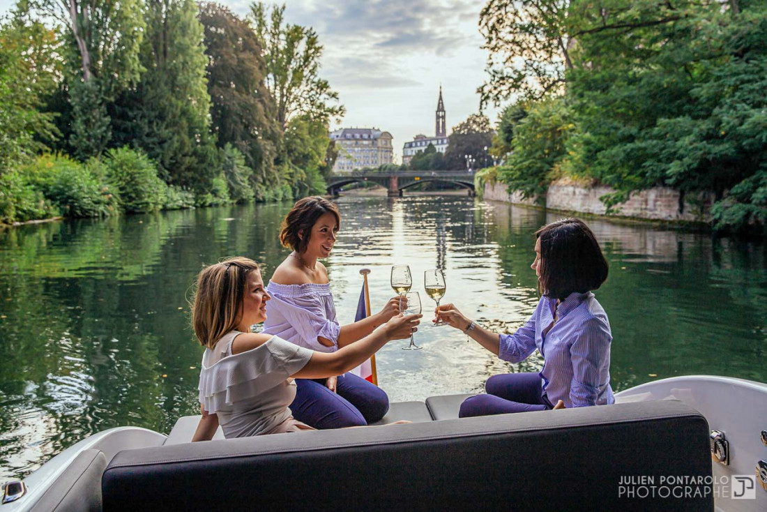 Une croisière en bateau électrique sur les canaux strasbourgeois en Alsace © DR